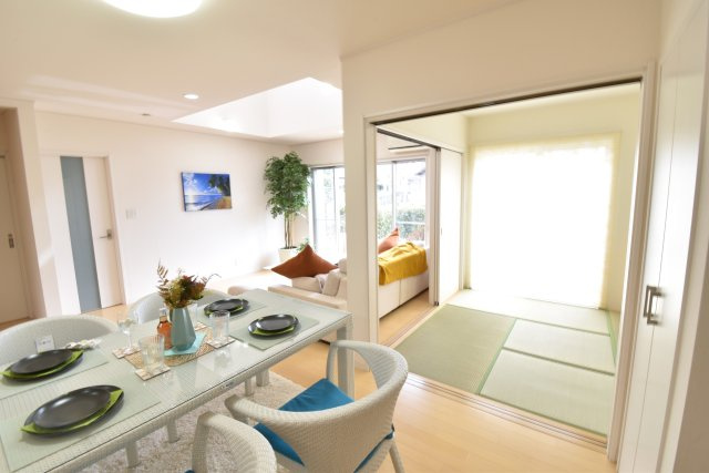 南ひな壇に建つ収納充実のモダン住宅の居間・リビング|カーテンやラグの色、質感、選ぶ家具などでお部屋の雰囲気が変わります。お好みのインテリアを楽しみましょう♪ここから始まる「日常」がご家族にとってかけがえのない時間となりますように。
