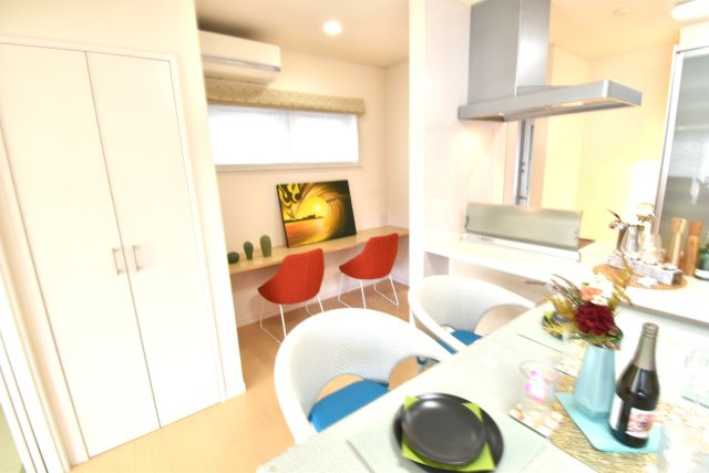 南ひな壇に建つ収納充実のモダン住宅のダイニング|ダイニング脇にはスタディーカウンターがあり、奥様のキッチン横でお子様が宿題も可能です。料理や片付けの間も会話が楽しめ、家族に一体感が生まれます。