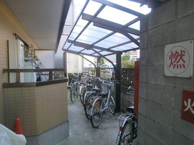 瑞江マキノビルのその他共用部分|屋根付き駐輪場。