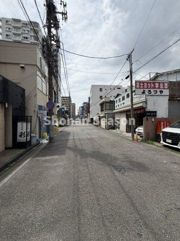 【周辺】 | 毎日の通勤・通学時間をグッと短縮できるJR「平塚」駅平坦徒歩５分◎
小・中学校近く、コンビニ（徒歩２分）暮らしやすさもお墨付きですよ♪