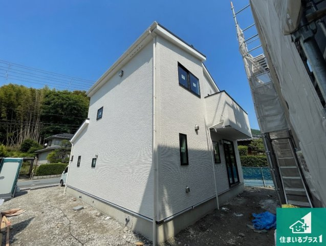 ★1(土)2(日)現地見学可能！★宇治市莵道池山　全2邸の前面道路含む現地写真|周辺は落ち着いた街並みの住宅地！子育てがしやすい住環境です！まだ未完成ですが、現地でしかわからない事もございます。是非一度ご覧ください。