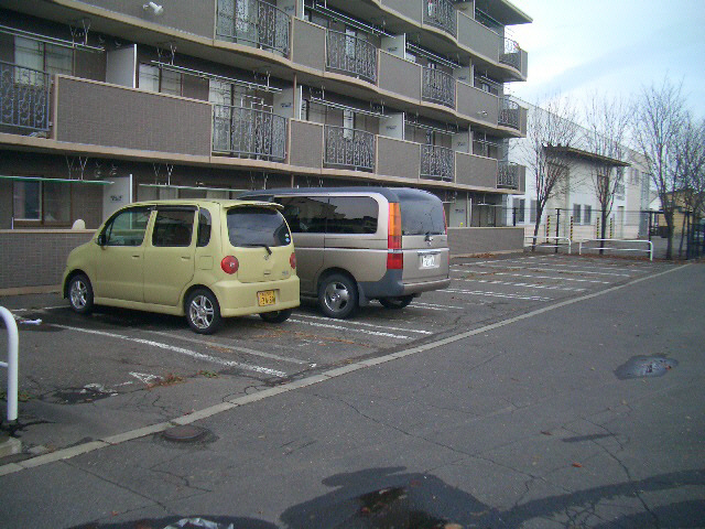 ラフィネの駐車場