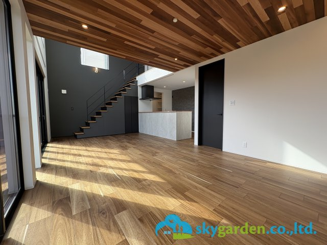 藤沢市片瀬山１丁目　新築戸建　全2号1号棟の居間・リビング|片瀬山の高台、海が見える家