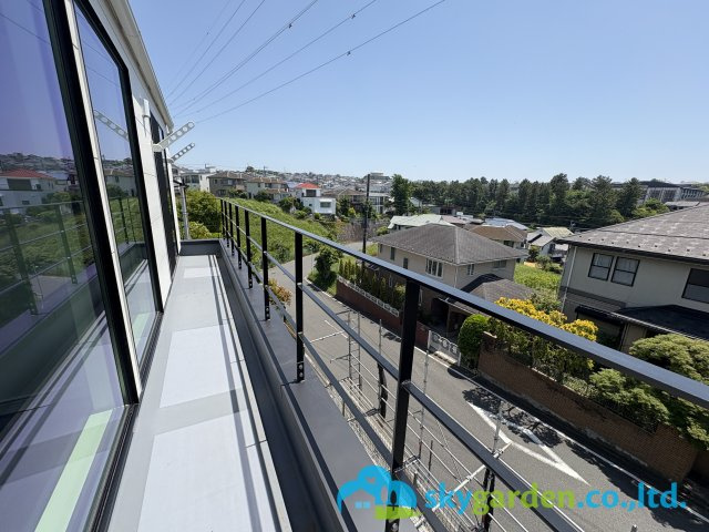 藤沢市片瀬山１丁目　新築戸建　全2号1号棟のバルコニー|日照良好の南面バルコニー　天候により海が見えます