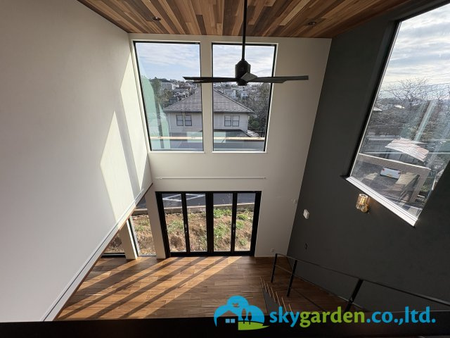 藤沢市片瀬山１丁目　新築戸建　全2号1号棟の内装|シーリングファンのある吹抜け