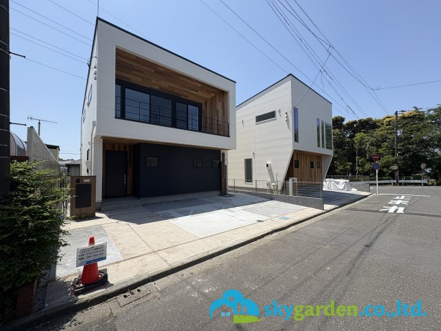 藤沢市片瀬山１丁目　新築戸建　全2号1号棟の前面道路含む現地写真