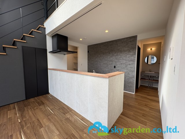 藤沢市片瀬山１丁目　新築戸建　全2号1号棟の内装|視界良好のオープンキッチン