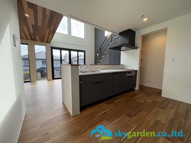 藤沢市片瀬山１丁目　新築戸建　全2号1号棟のキッチン|食洗機内蔵・IHクッキングヒーター内蔵のシステムキッチン