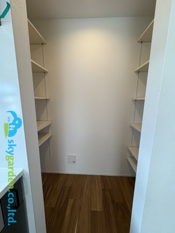 藤沢市片瀬山１丁目　新築戸建　全2号1号棟の収納|キッチン横のパントリー