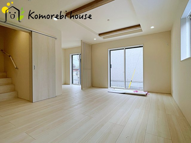 北本市中丸7丁目　新築一戸建て　ブルーミングガーデン　04の居間・リビング|26.6.22　撮影済み