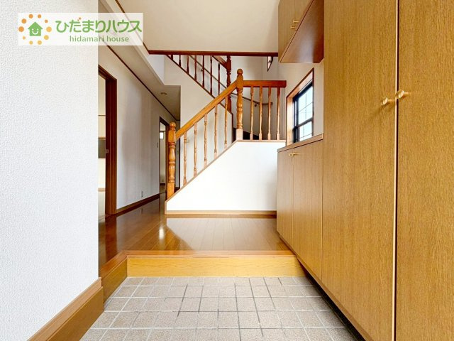 【玄関】 | 土浦市右籾　中古戸建 | 使い勝手の良い大きなシューズボックス☆乱雑になりがちな玄関をスッキリ見せてくれます！