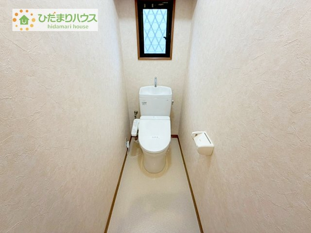 【トイレ】 | 土浦市右籾　中古戸建 | 小窓が付いているので、トイレも明るい空間になっております♪