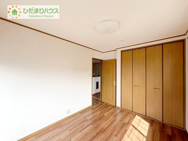 【寝室】 | 土浦市右籾　中古戸建 | バルコニーに面している居室なので、自然と光が差し込みます♪