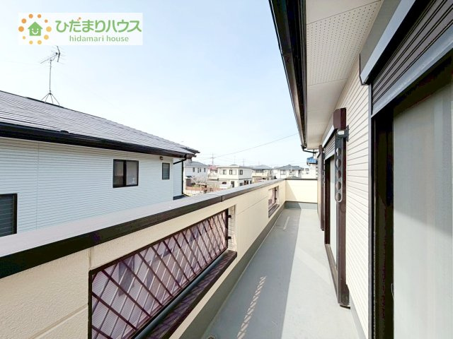 【バルコニー】 | 土浦市右籾　中古戸建 | ワイドなバルコニーで、ご家族全員のお洋服もらくらく干せちゃいます( *´艸｀)