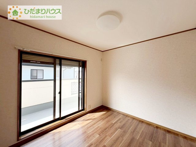 【洋室】 | 土浦市右籾　中古戸建 | バルコニーに面していて、たっぷり光りの入る明るい子供部屋です！