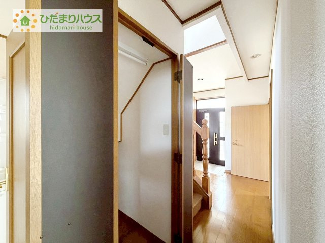 【収納】 | 土浦市右籾　中古戸建 | 階段横のスペース上手く利用した収納スペース！
掃除機など入れてはいかが♪