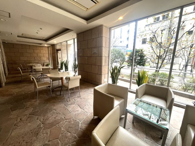 アクロス天神センタープラザのエントランス|ゆったりとした時間の流れを感じつつ、安心感に包まれるエントランス♪
