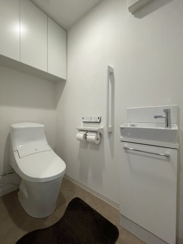 アルファステイツ観音本町のトイレ|温水洗浄便座トイレです。衛生面に配慮された手洗いカウンターが別に設けてあり、来客の際も便利です。