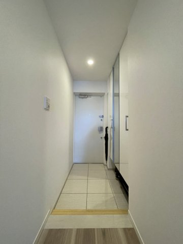 アルファステイツ観音本町の玄関|姿見付の下足入れを完備。土間にゆとりがありお買い物帰りや、身支度もスムーズです。