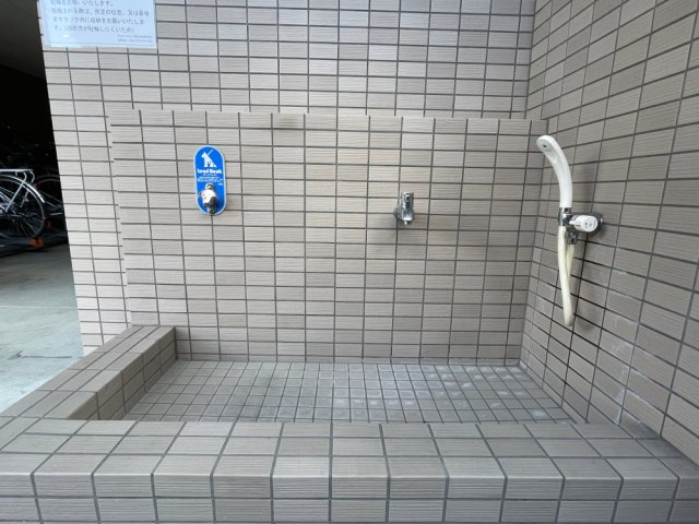 アルファステイツ観音本町の設備|大切なペットと暮らせます！（細則あり）散歩帰りは外で愛犬をきれいにできる「専用足洗い場」があります。