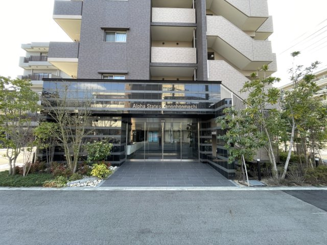 アルファステイツ観音本町のその他|メイン通り側ではない方に玄関と、駐車場があるため、比較的安全に落ち着いて出入りできます。