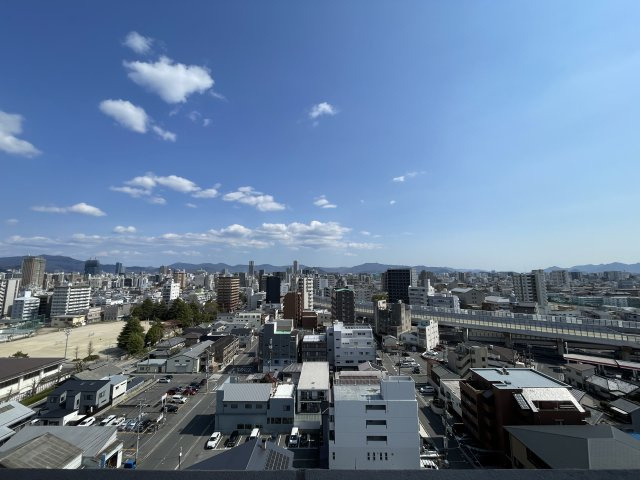 アルファステイツ観音本町の展望|広い空と街並みを遠くまで望める見晴らしのよい14階の最上階です！近くにある観音小学校は徒歩3分です。