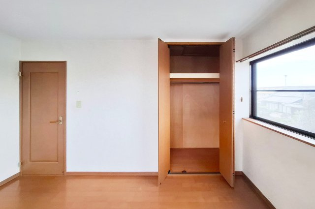 泉佐野市東羽倉崎町の中古一戸建の収納|洋室1クローゼット