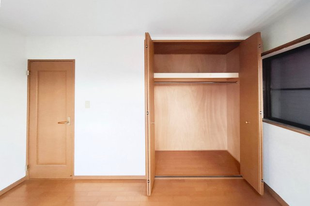 泉佐野市東羽倉崎町の中古一戸建の収納|洋室2クローゼット