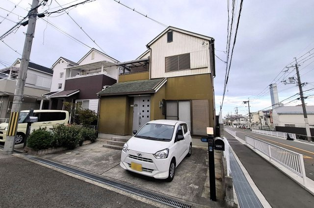 泉佐野市東羽倉崎町の中古一戸建の外観|外観（花壇撤去前写真）