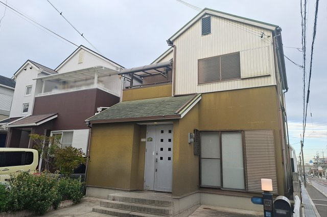 泉佐野市東羽倉崎町の中古一戸建の外観|外観（花壇撤去前写真）