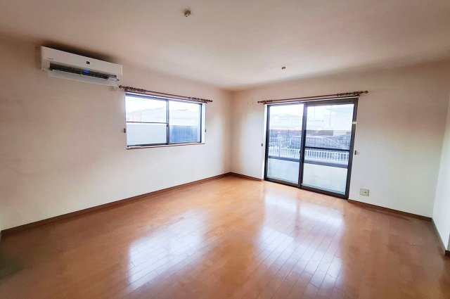 泉佐野市東羽倉崎町の中古一戸建の居間・リビング|リビングダイニング