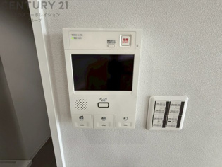 訪問者が来たときにテレビ画面で確認できるため、安心してドアを開けられます。録画機能があるものもあり、留守中に来訪者を記録しておくことができます。利便性が高く、セキュリティ面でも安心です。
