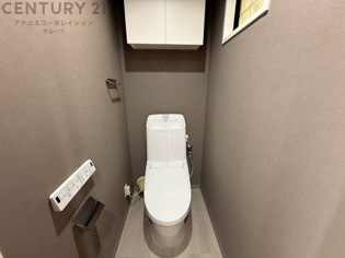 温水洗浄便座付トイレは温水洗浄機能により、暖かい水でおしりを洗浄することができ、冷たい水を使う従来の便座に比べ、温水洗浄機能で暖かいトイレを提供し、快適な使用を可能にします。