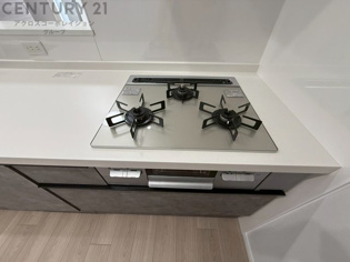 多数の調理器具を同時に使用でき、料理の効率化が可能。省エネで節約になり、様々な料理スタイルに適応できます。また、火力調整が独立しており、手入れや掃除もしやすく、今よりもっとお料理が楽しくなるかも。