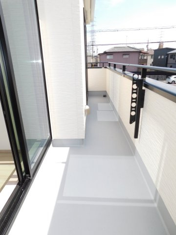 北名古屋市薬師寺山浦の新築一戸建のバルコニー|◇バルコニー◇　　２部屋から出入りできるワイドバルコニー♪