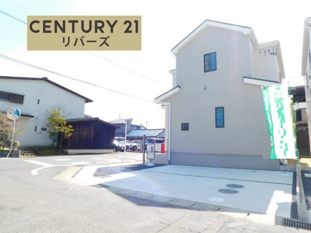 北名古屋市薬師寺山浦の新築一戸建の外観|☆ラスト１棟☆　　新価格！！いつでも見学出来ます♪（お問合せ当日、平日、水曜、夜間でもＯＫ）　名鉄犬山線「徳重・名古屋芸大」駅徒歩６分の好立地♪　開放的な角地！　駐車並列３台ＯＫ　南に人工芝の庭付き！