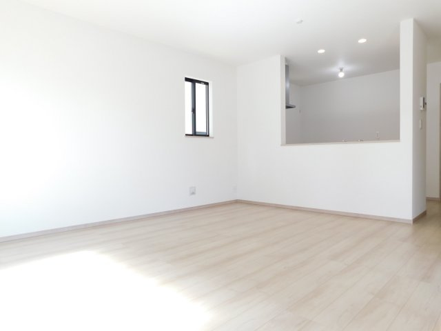 北名古屋市薬師寺山浦の新築一戸建の居間・リビング|◇リビング◇　　南面で明るいリビング約１５．８７帖　リビングの様子が見渡せる対面キッチン♪