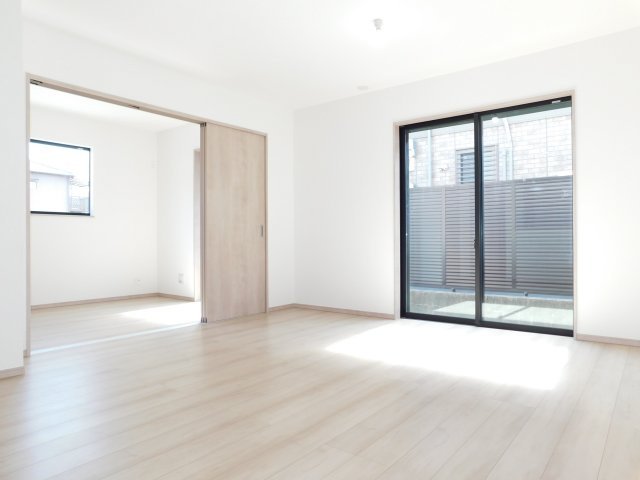 北名古屋市薬師寺山浦の新築一戸建の洋室|◇リビング◇　　南面で明るいリビング約１５．８７帖　隣の洋室と続き間で２０．８７帖の広さになります♪