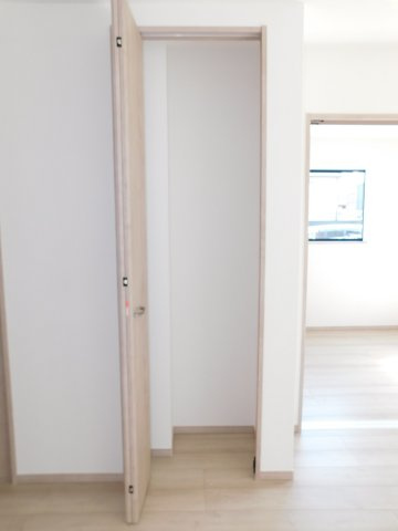 北名古屋市薬師寺山浦の新築一戸建の収納|◇リビング収納◇　　キッチンダイニング用品やお子様のおもちゃなどが収納でき、リビングがスッキリと片付きます♪