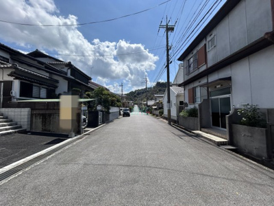【前面道路含む現地写真】 | 稲葉台第３　全２棟２号棟