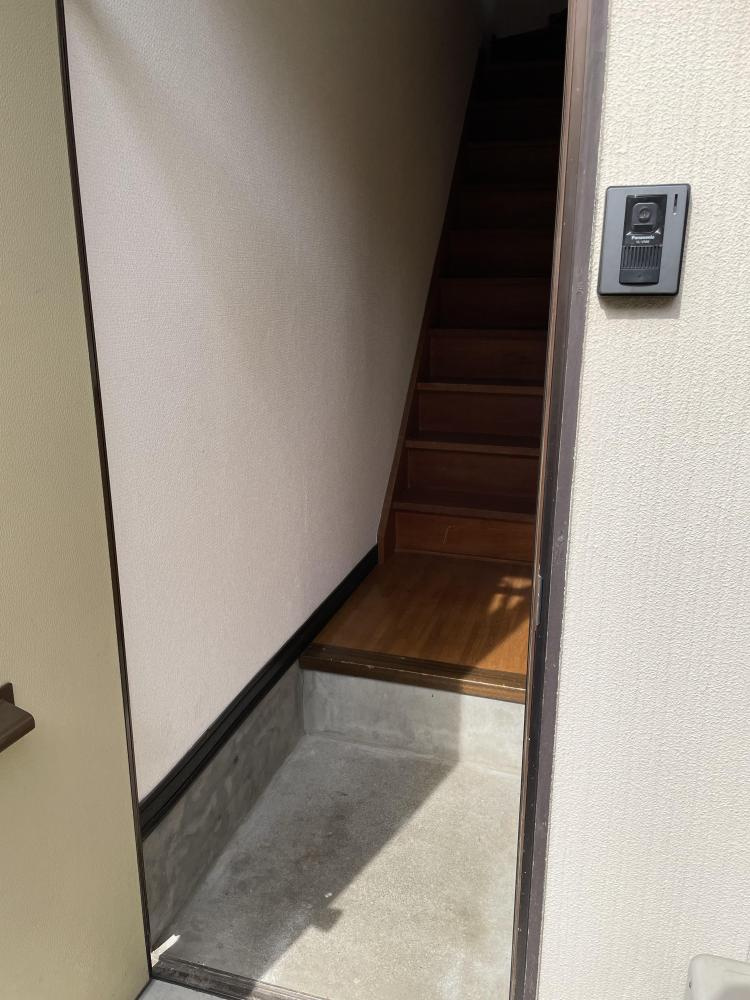 山形ハイツの玄関