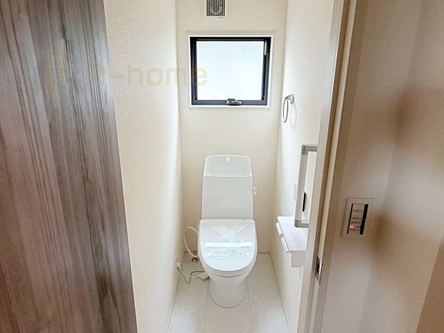 第2石岡市下林　新築戸建て　1号棟のトイレ|小窓が付いた明るいトイレ♪
温水洗浄便座付きです。