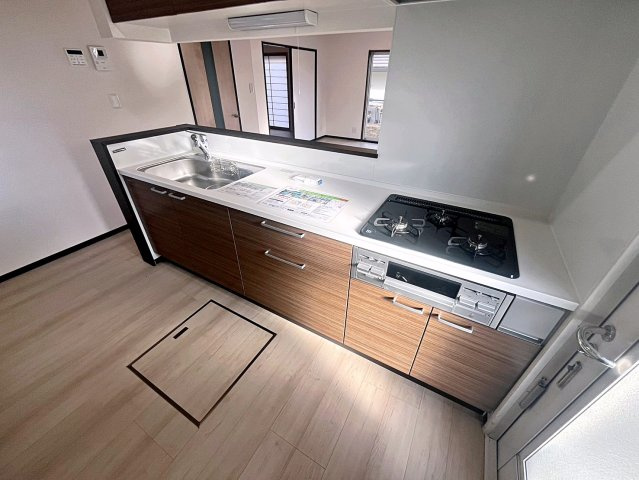 福島市上鳥渡字しのぶ台　中古戸建のキッチン|3口コンロ+グリルで同時に複数お料理ができ効率よく進められます！新品に交換済みです！

