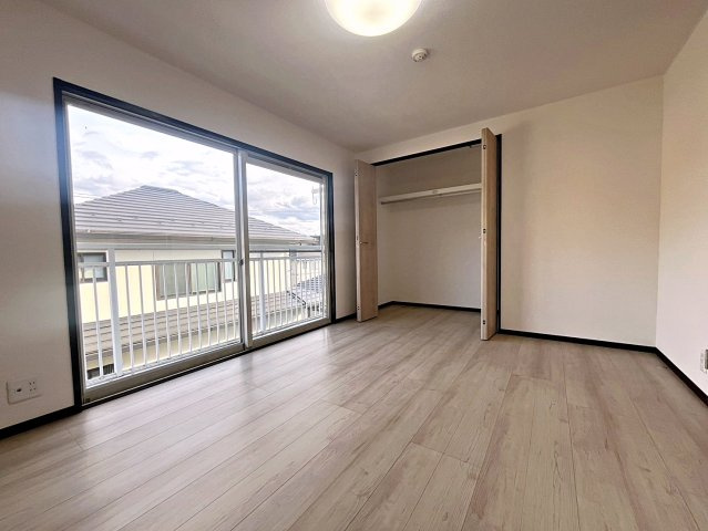 福島市上鳥渡字しのぶ台　中古戸建の洋室|7.2帖の洋室はバルコニーに面しており大きな窓から日差しがたっぷりと入ります！