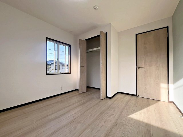 福島市上鳥渡字しのぶ台　中古戸建の洋室|5.8帖の洋室はシンプルなので様々なテイストのインテリアも合いそうですね！