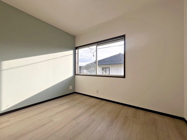 福島市上鳥渡字しのぶ台　中古戸建の洋室|自然光が長時間入る2面採光で明るく気持ちの良いプライベート空間です！