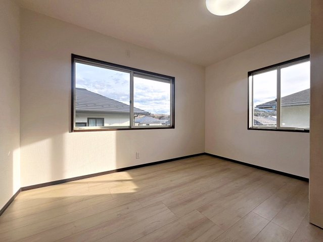 福島市上鳥渡字しのぶ台　中古戸建の洋室|2面採光でたっぷりと日差しが入り明るいお部屋です！