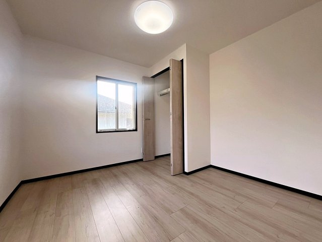 福島市上鳥渡字しのぶ台　中古戸建の洋室|シンプルなので様々なテイストのインテリアも合いそうですね！