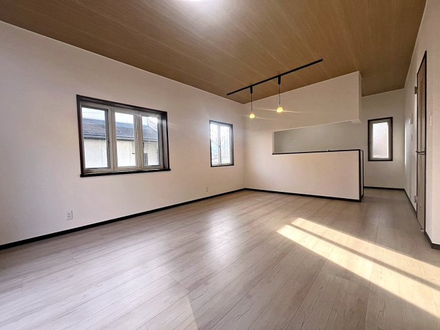 福島市上鳥渡字しのぶ台　中古戸建の居間・リビング|LDKは15.8帖でゆとりがあり窓が多く明るい家族団らんスペースです！