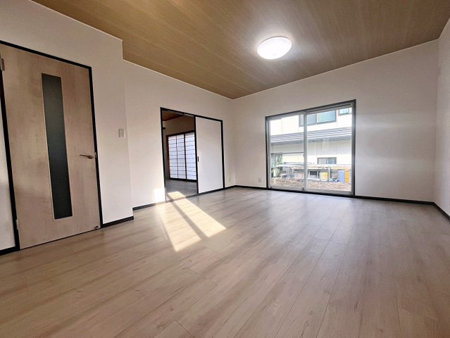 福島市上鳥渡字しのぶ台　中古戸建の居間・リビング|太陽の日差しが気持ちの良いリビングは広々としているので家具を設置してもゆとりがあります！